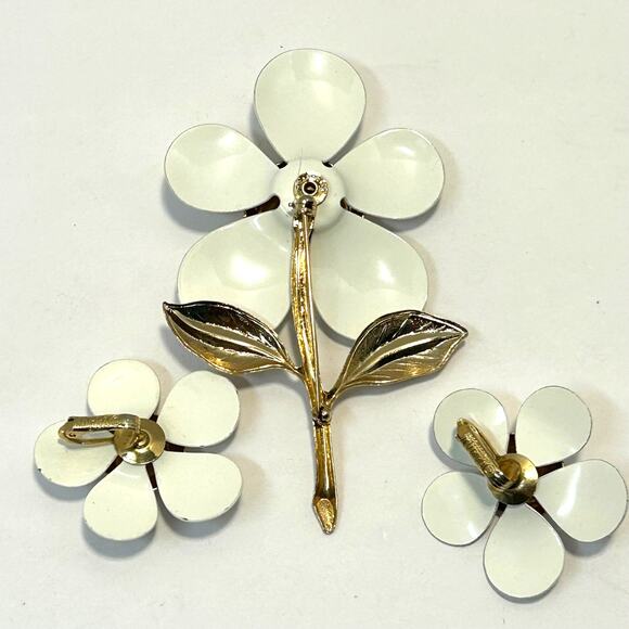 Vintage 1960's Sarah Coventry Daisy Brooch Earrings Set - Picture 2 of 9